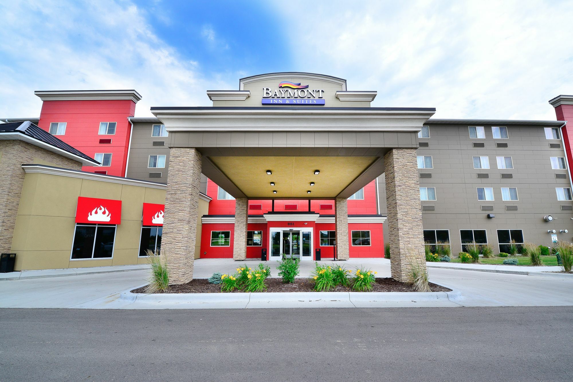 Baymont By Wyndham Grand Forks Hotel Exterior photo